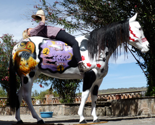 Laure-sur-sculpture-cheval